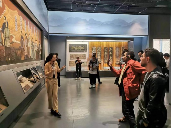  2023“一帶一路”媒體合作論壇聯合采訪團參觀中國藥都中醫藥博物館。（本報記者黃超攝）