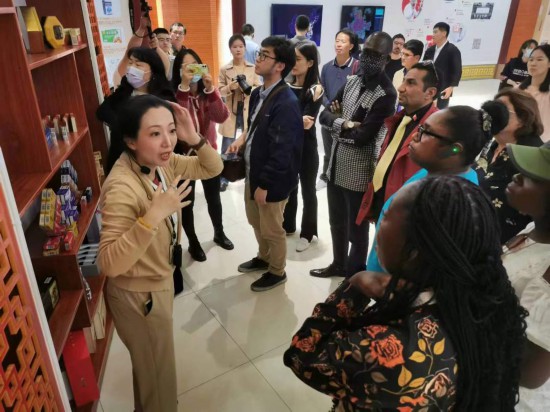 2023“一帶一路”媒體合作論壇聯合采訪團參觀仁和863科技園產品展示區。（本報記者黃超攝）
