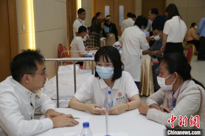 1月5日，中柬中醫藥中心、援柬中國中醫醫療隊赴柬埔寨國家銀行開展義診服務。援柬中國中醫醫療隊供圖